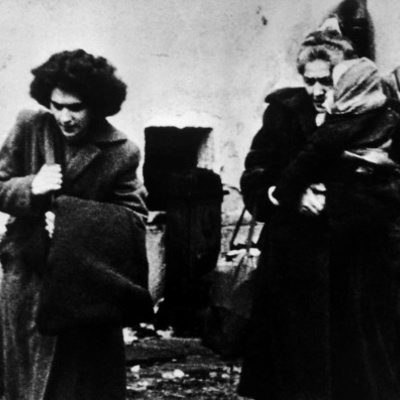 Refugiados húngaros chegam ao campo de refugiados de Eisenstadt, na Áustria, após a repressão brutal da Revolução Húngara de 1956