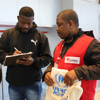 haitiano Jude Sam Mondesir trabalha como agente de Ação Social na Cáritas Arquidiocesana de São Paulo e tem auxiliado as equipes na recepção dos voos