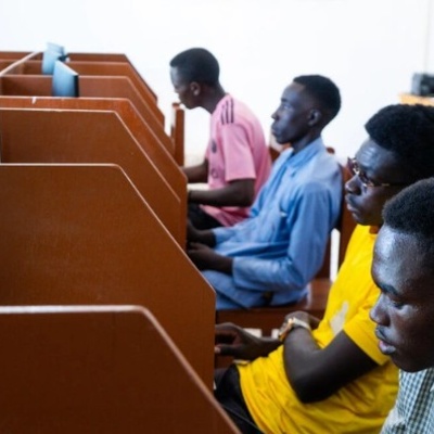 Pessoas refugiadas sudanesas usam computadores em um centro de conectividade no assentamento de refugiados de Farchana, no Chade