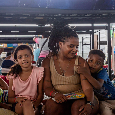 Yolimar Carrión é fotografada com dois filhos em abrigo provisório na Venezuela