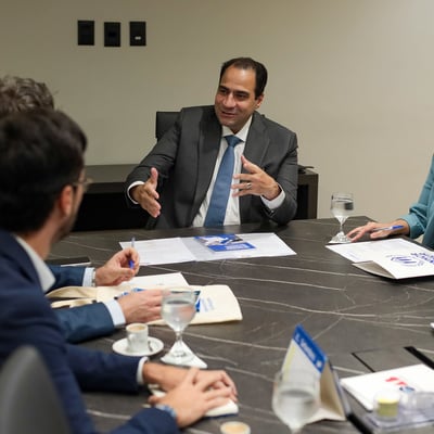 Representantes do ACNUR e da OAB participam de reunião durante a assinatura de memorando de entendimento para ampliar o acesso à proteção e aos direitos de pessoas refugiadas.