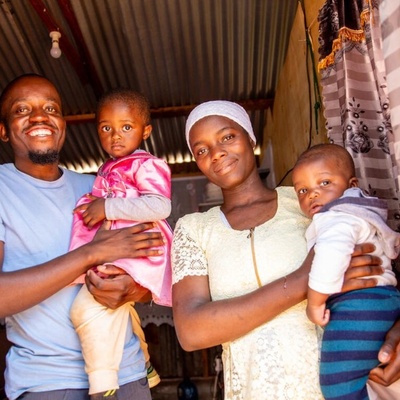 Azariah Samuel (à esquerda) e sua família em Nairóbi, em 2024, quatro anos depois de eles e outros membros da comunidade Shona terem recebido a cidadania queniana.