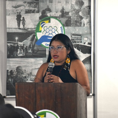Representante indígena Taurepang discursa durante cerimônia de reconhecimento da condição de refugiado para integrantes de comunidades indígenas venezuelanas em Pacaraima, Roraima.