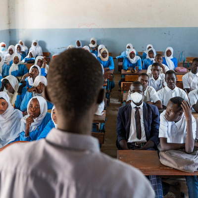 Estudantes sudaneses refugiados frequentam aulas de ensino médio no campo de refugiados de Farchana, no leste do Chade. 