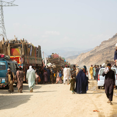 Afegãos retornam ao país cruzando a fronteira de Torkham, vindos do Paquistão, em setembro de 2025, em meio ao grande fluxo de refugiados que retornam do Paquistão e do Irã desde o final de 2023. 
