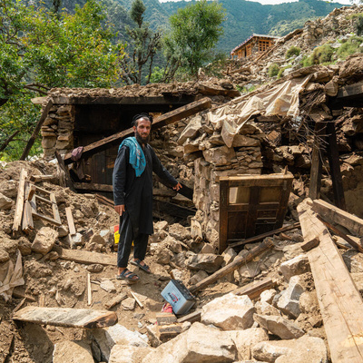 Rahmatullah perdeu a mãe e um filho no terremoto de agosto de 2025 que atingiu a província de Kunar, no leste do Afeganistão.  © ACNUR/Oxygen Empire Media Production