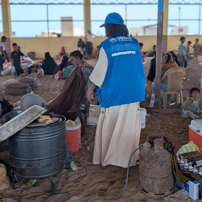 O ACNUR visita local em Obock, Djibouti, que acolhe famílias de refugiados iemenitas que chegaram de barco após serem forçadas a fugir da intensificação das hostilidades na costa oeste do Iêmen.