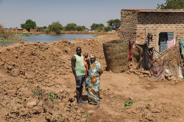 Chade. Refugiados afetados por inundações no distrito de N'Djamena.