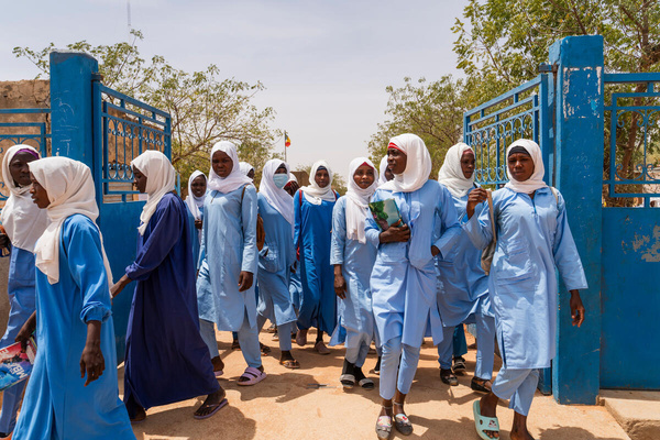 Chade. Cortes no financiamento afetam negativamente as esperanças de educação dos refugiados sudaneses.