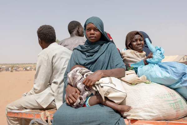 Chade. Refugiados sudaneses se preparam para a transferência para Dugui, um campo recém-construído pelo ACNUR.