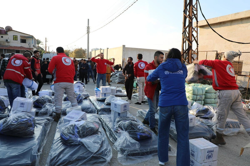 Equipe do ACNUR e seu parceiro, o Crescente Vermelho Árabe Sírio, organizam uma distribuição de itens de ajuda emergencial para pessoas deslocadas de Aleppo para Latakia em 4 de dezembro.