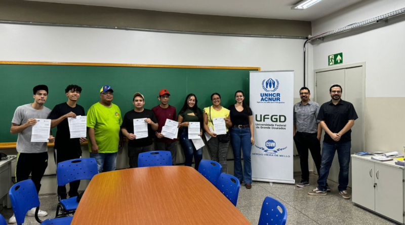 Venezuelanos recebem seus certificados de equivalência produzidos com apoio da CSVM da UFGD