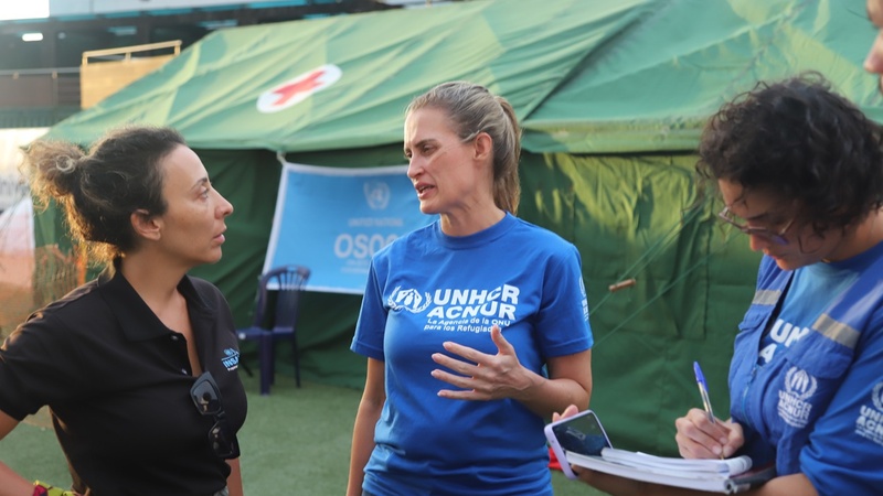 Equipe do ACNUR durante visita ao Centro de Coordenação em La Guaira, juntamente com a equipe das Nações Unidas na Venezuela.
