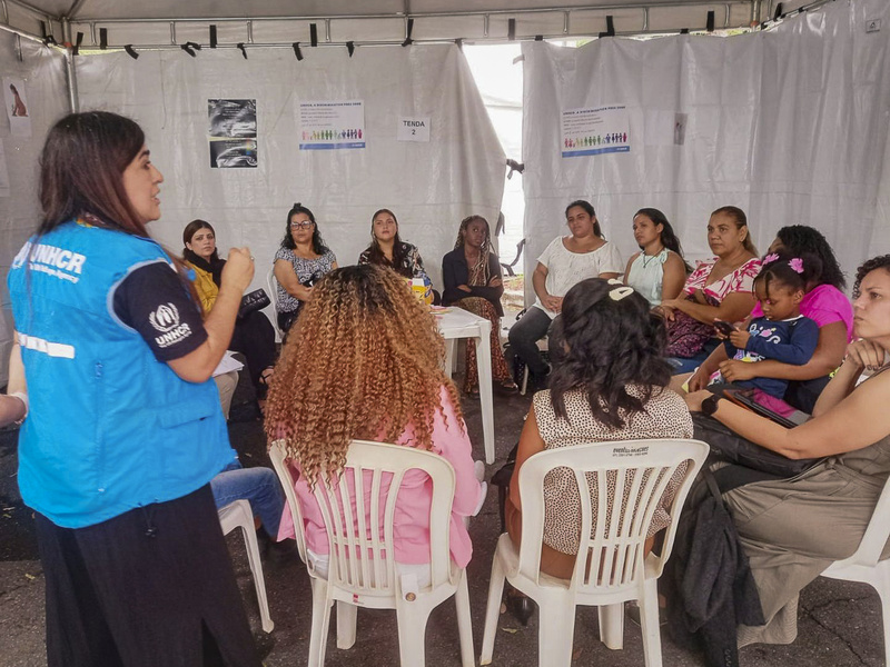 Roda de conversa de mulheres, com mediação de funcionará do ACNUR na II Comigrar