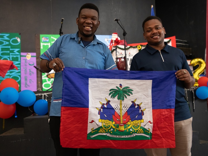 Haitianos mostram bandeira do Haiti em dia de celebração da independência do país