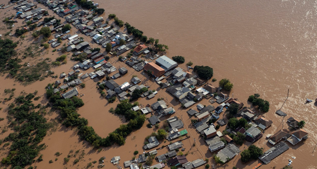 Bairro na cidade de Canoas, região metropolitana de Porto Alegre, completamente coberto pela cheia do Rio Guaíba. Cerca de 2,4 milhões de pessoas foram afetadas, das quais 43 mil são refugiados em situação de vulnerabilidade
