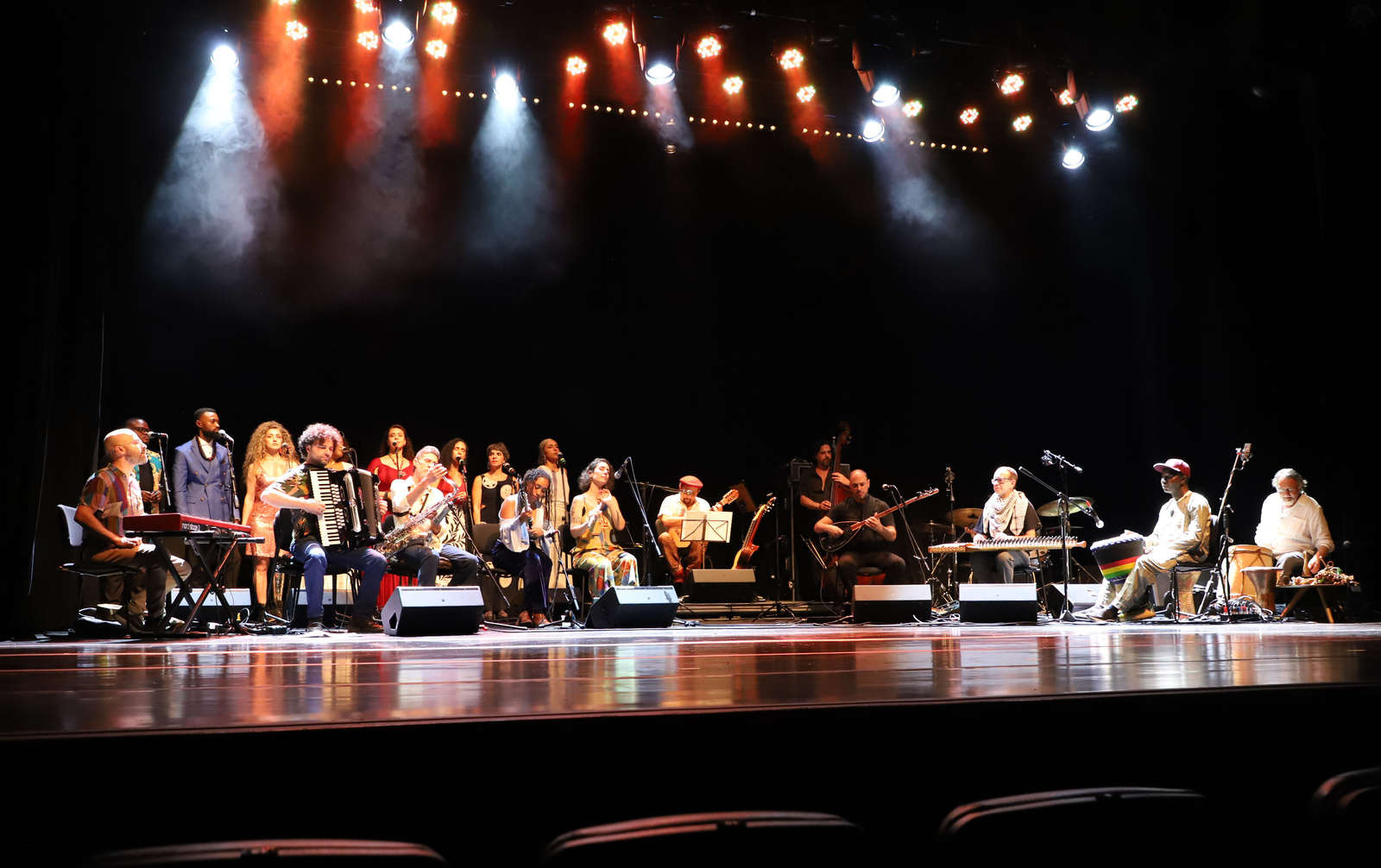 O encerramento do evento ficou com apresentação da Orquestra Mundana Refúgi, formada por 22 musicistas migrantes e refugiados de diferentes nacionalidades