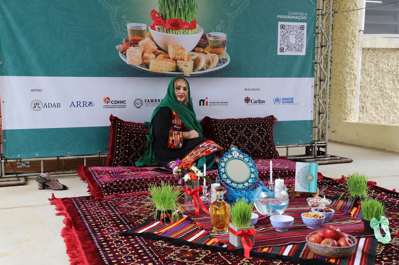 A afegã Nasrin em espaço que concentrou itens tradicionais na celebração do Nowruz