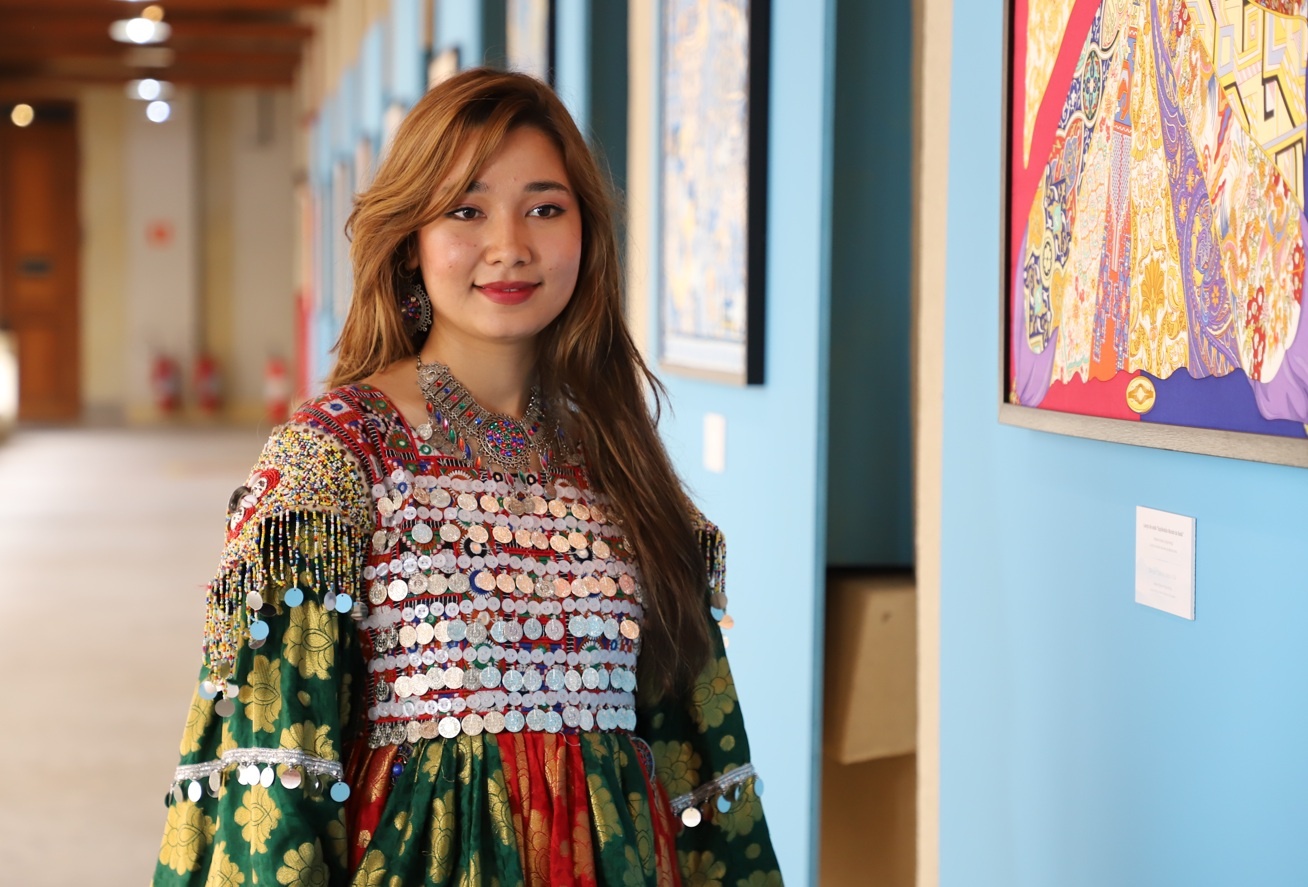 A afegã Amena com roupas características da etnia tajik