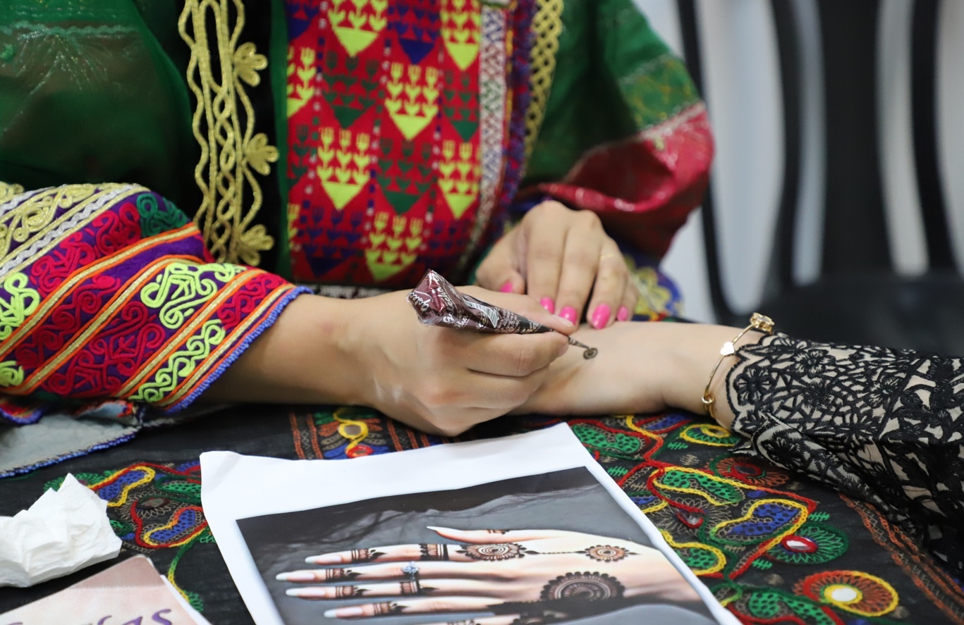Aplicação gratuita de tatuagens em henna esteve entre as atividades mais concorridas do Nowruz