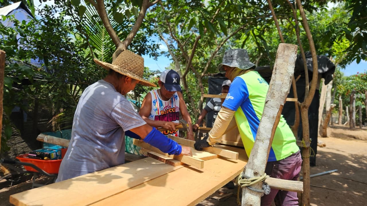 Construção de casas em comunidade indígena