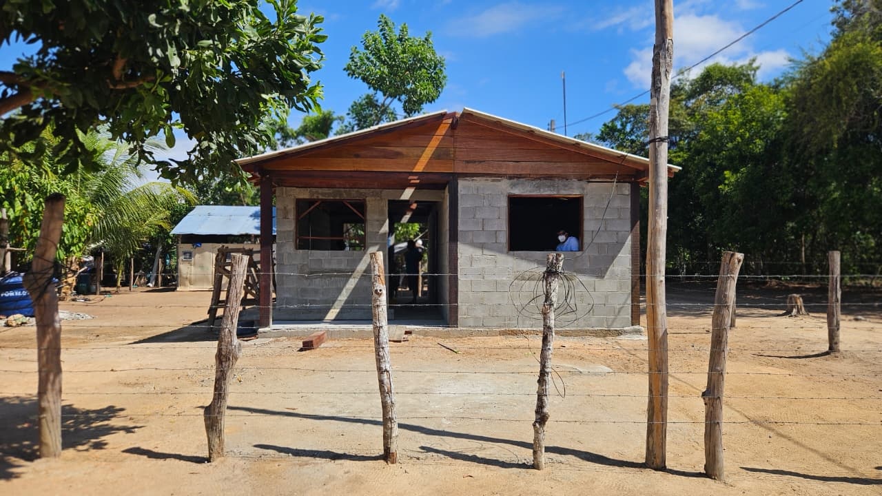 Construção de casas em comunidade indígena