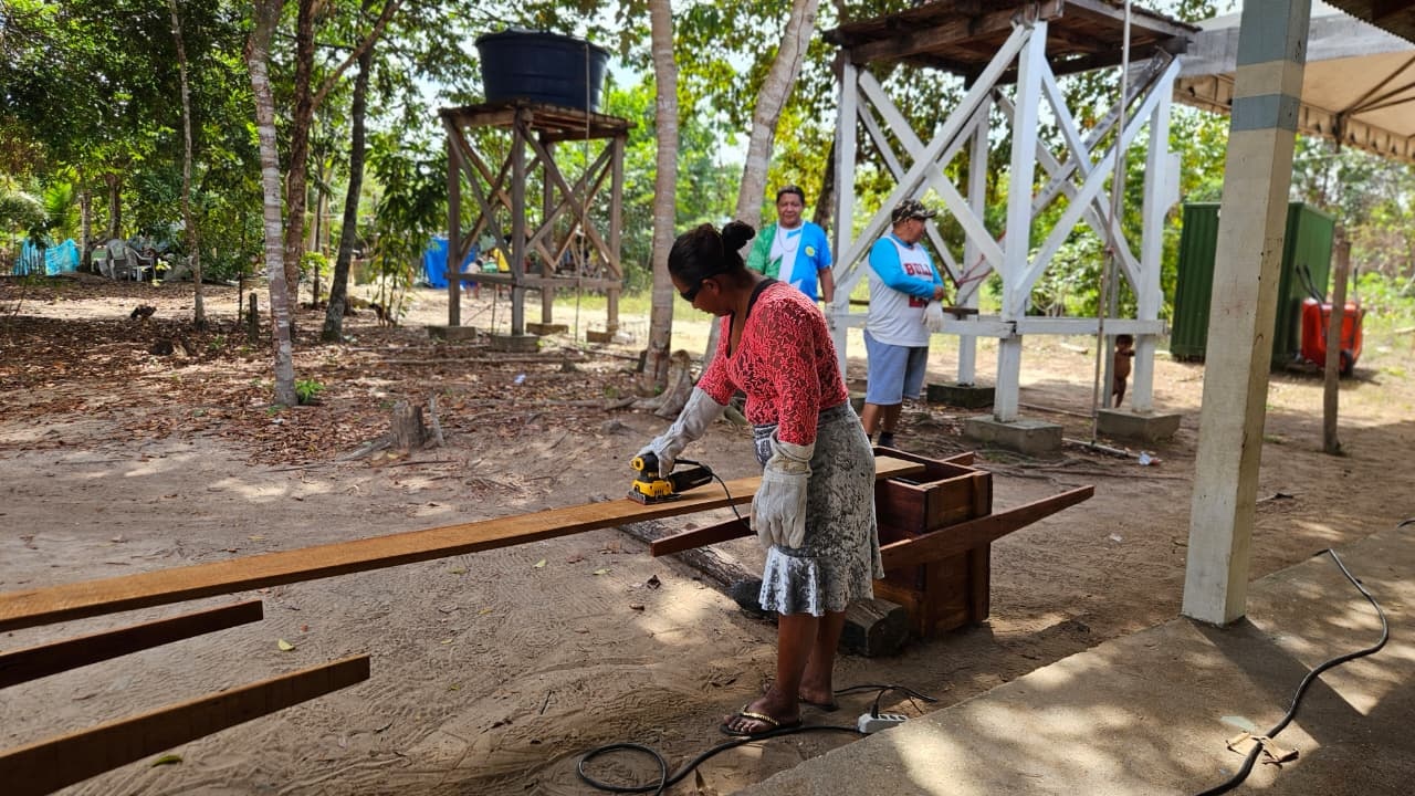 Construção de casas em comunidade indígena