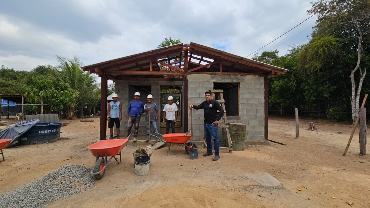 Construção de casas em comunidade indígena
