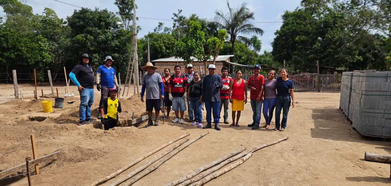 Construção de casas em comunidade indígena