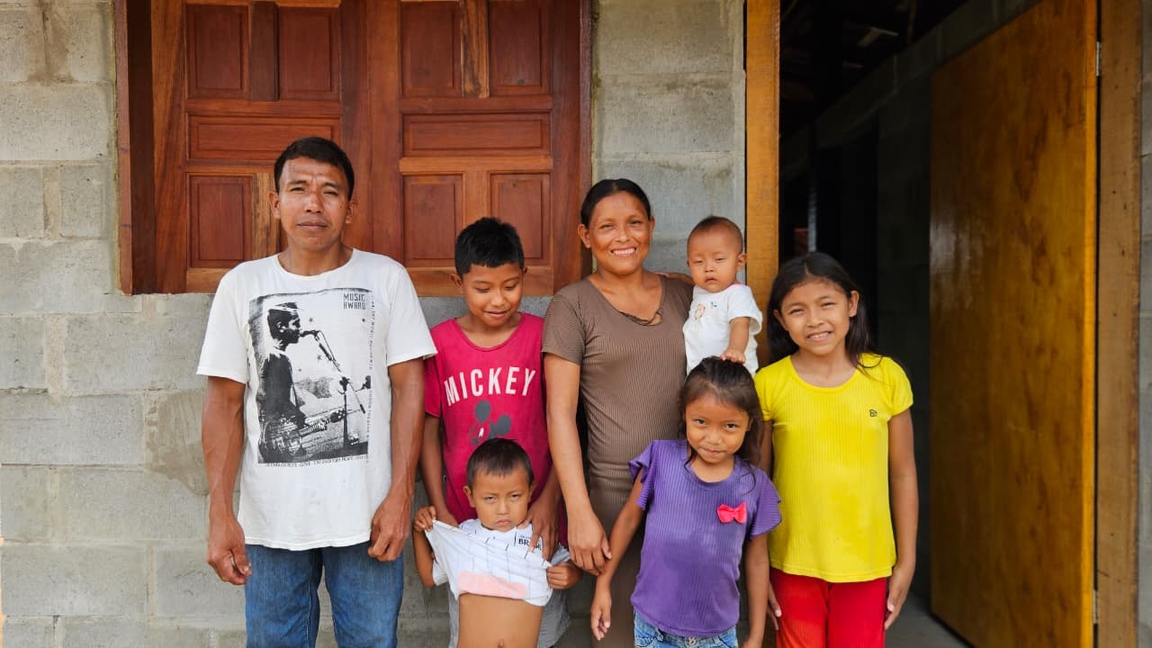 Família de Eduardo e Yennis - casal com crianças indígenas