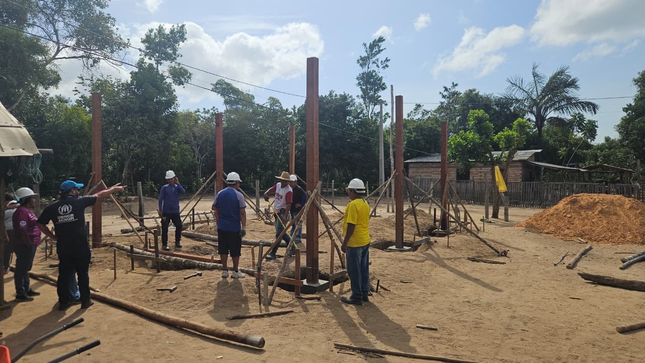 Construção de casas em comunidade indígena