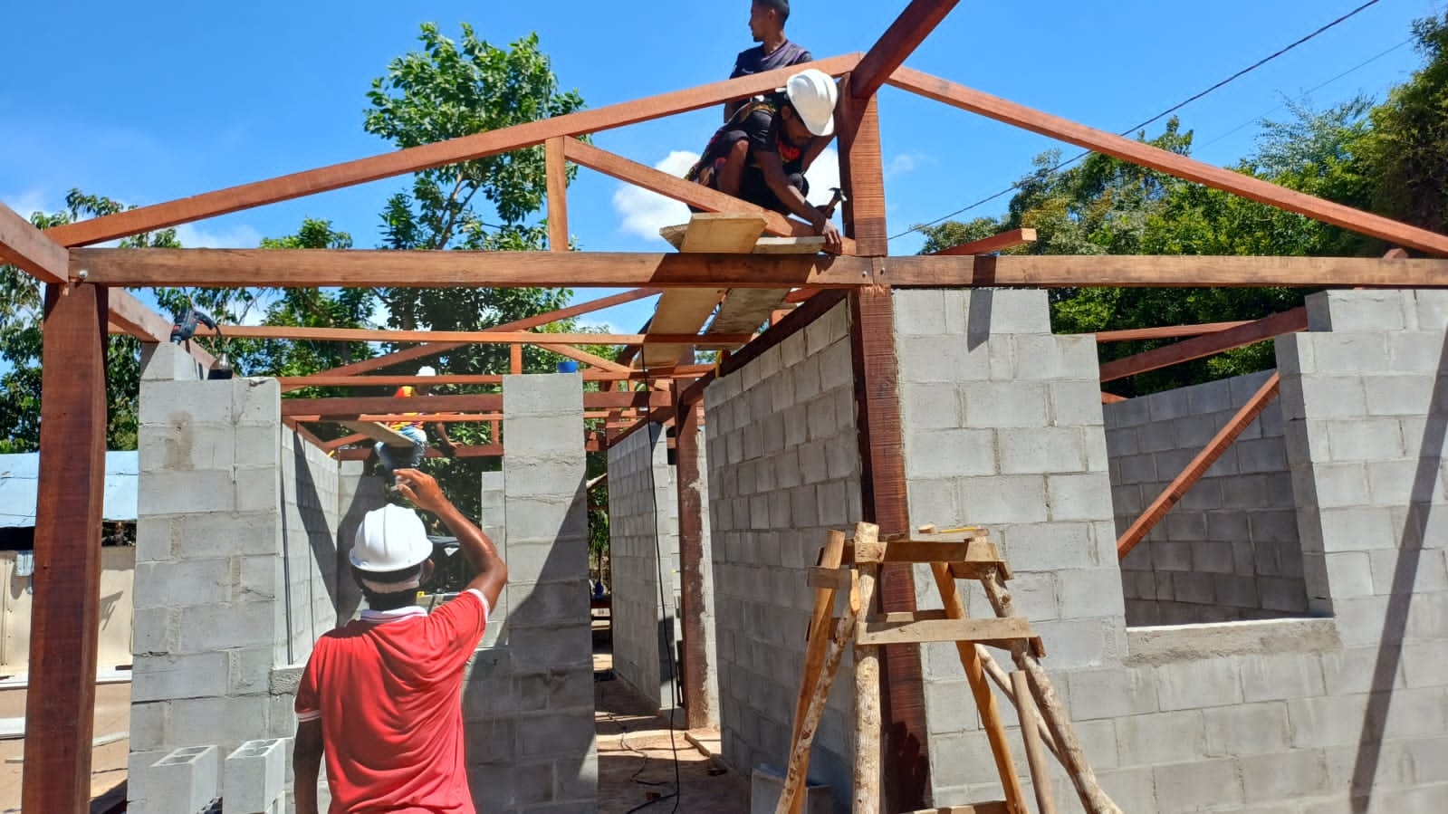 Construção de casas em comunidade indígena