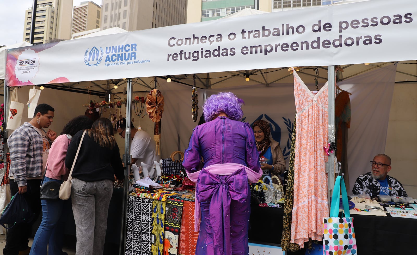Cinco empreendimentos liderados por pessoas refugiadas foram apoiados pelo ACNUR durante a Feira Cultural da Diversidade e Empreendedorismo LGBT+