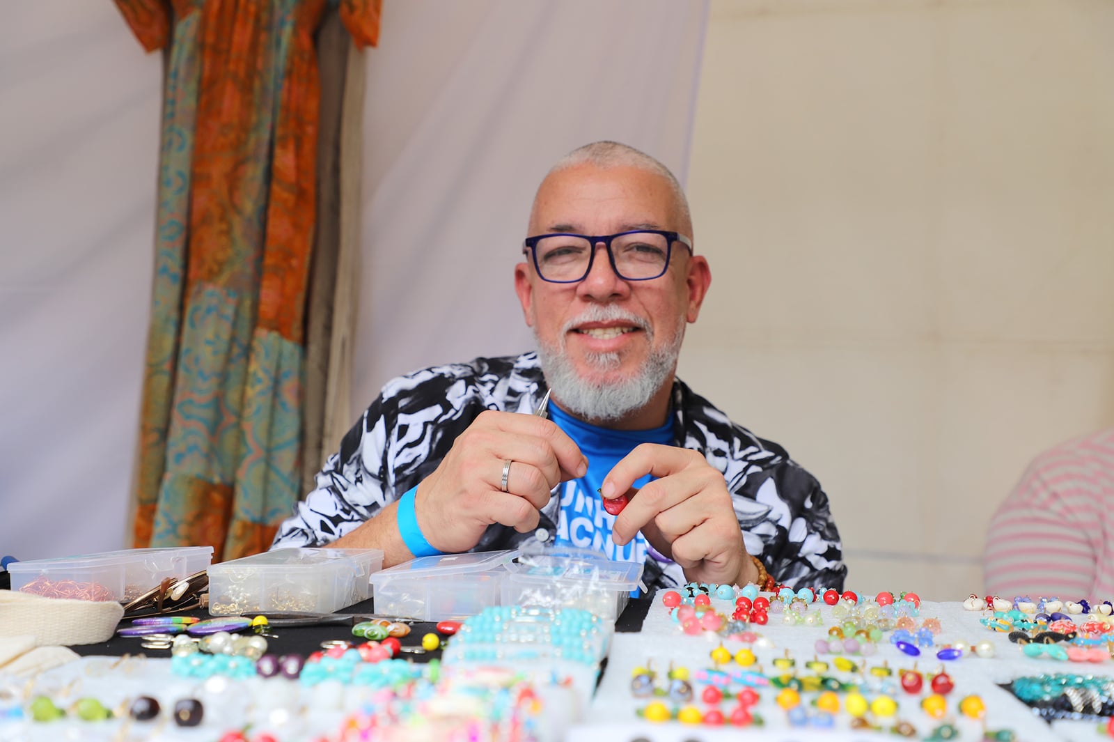 O venezuelano José de Gannes expôs produtos na tenda do ACNUR durante a Feira Cultural da Diversidade e Empreendedorismo LGBT+
