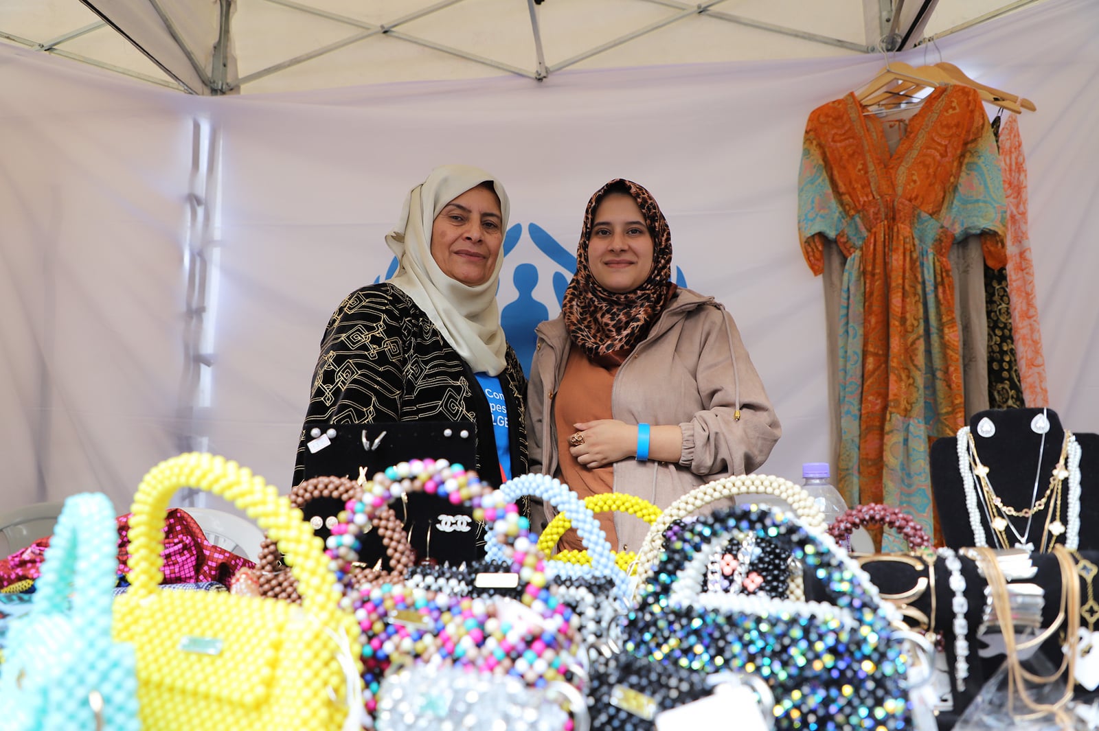 As afegãs Elaha e Soray expuseram seus produtos na tenda do ACNUR