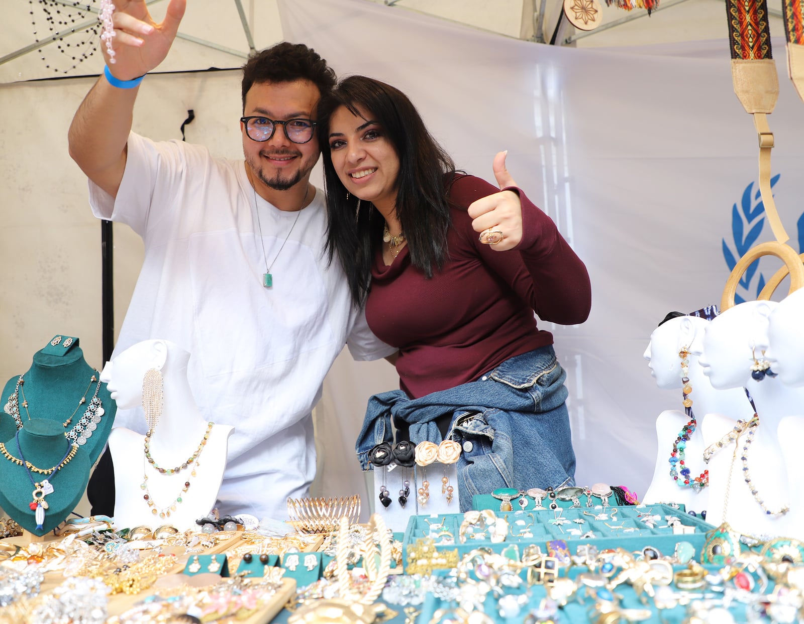 O casal de empreendedores afegãos Frozan Sediqui e Nemat Valy em tenda do ACNUR durante a Feira da Parada