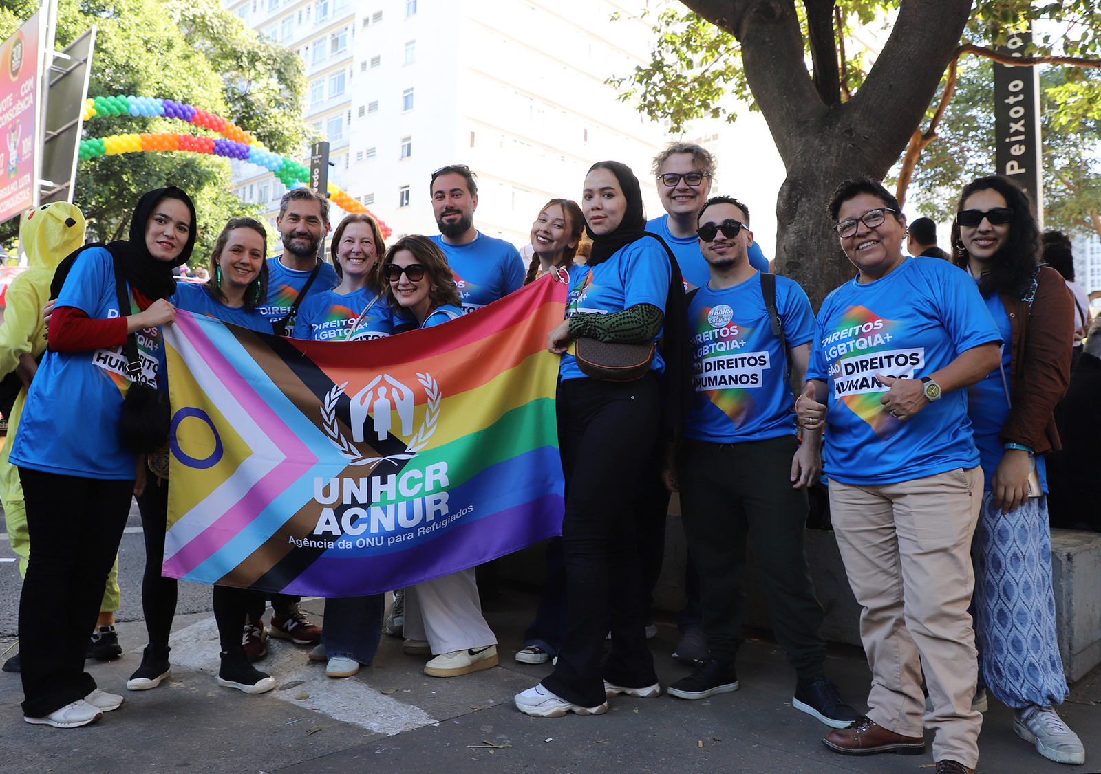 Pessoas refugiadas e equipe do ACNUR durante a 30a Parada do Orgulho LGBT+ de SP