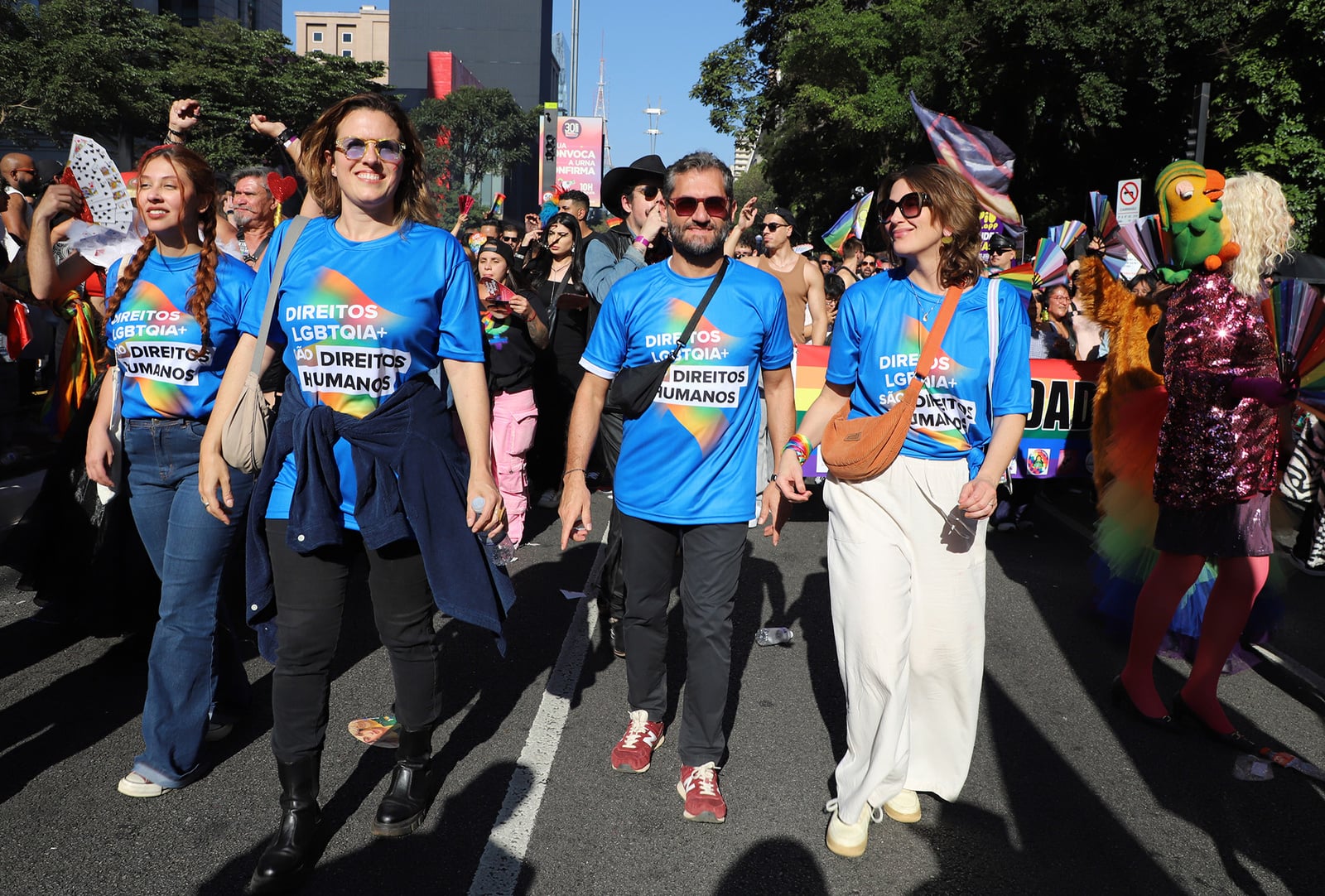 Pessoas refugiadas e equipe do ACNUR durante a 30a Parada do Orgulho LGBT+ de SP