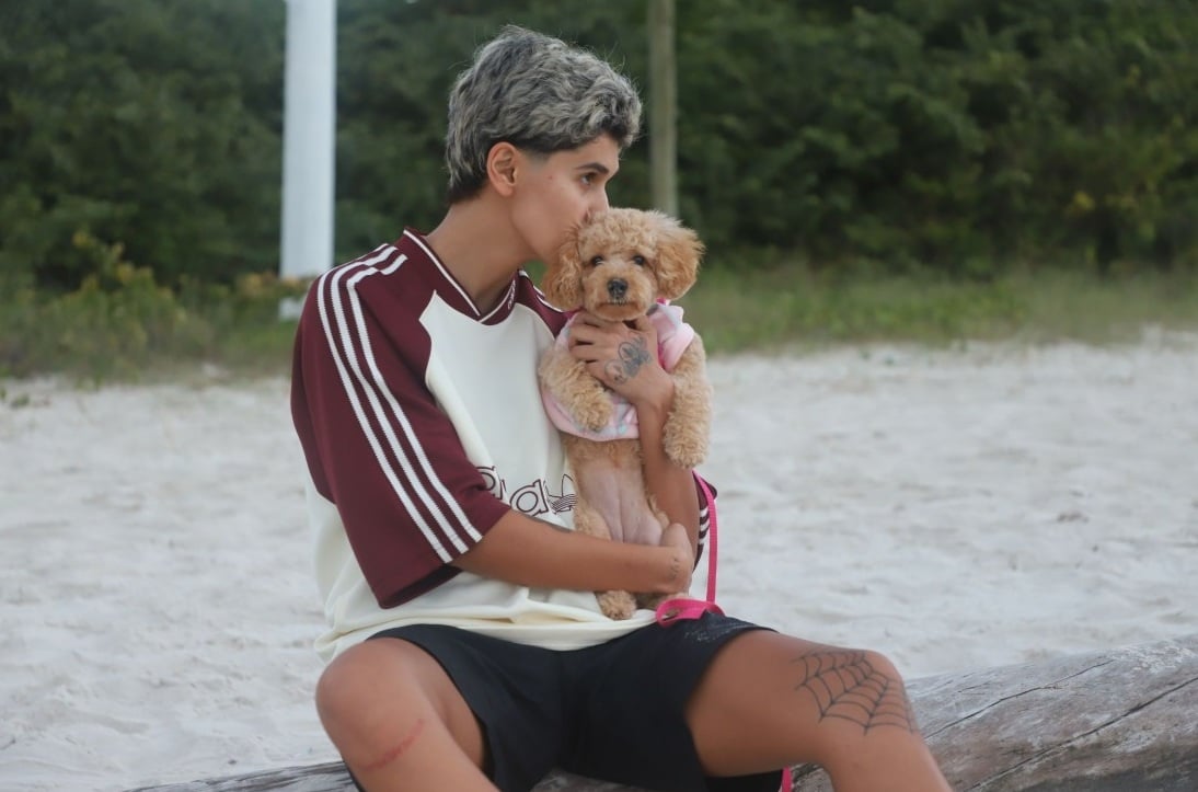 Quando não está treinando, Hannaneh leva seu cachorrinho para passear pelas ruas de Florianópolis
