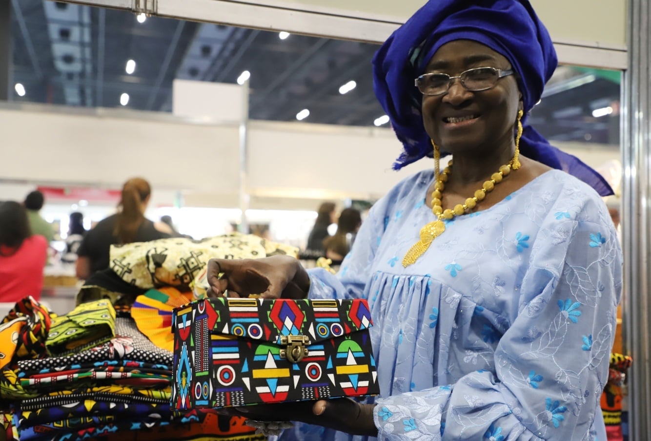 A senegaleza Diamou Diop, conhecida como Mamma, é conhecida pela produção de roupas e acessórios usando tecidos típicos
