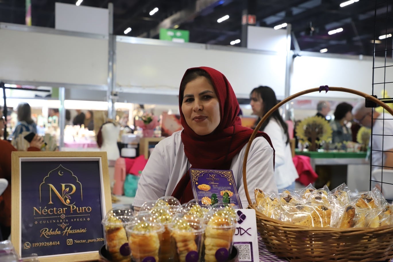 A afegã Robaba Hussaini produz e comercializa doces e pães tradicionais no empreendedorismo Néctar Puro 