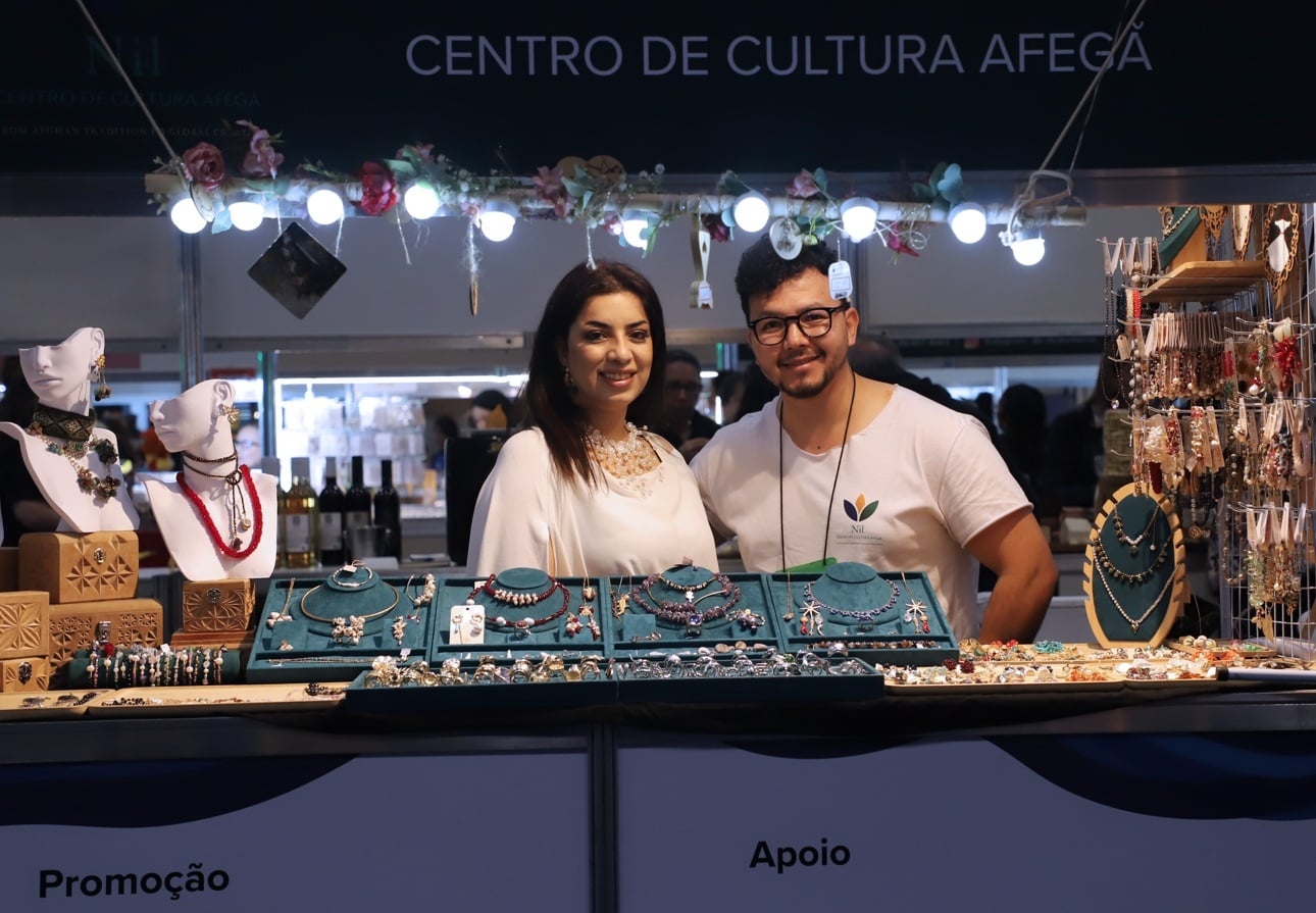 O casal afegão Frozan Sediqi e Nematullah Valy produzem e comercializam peças de madeira entalhada e joias artesanais com pedras naturais na empresa Nilarts