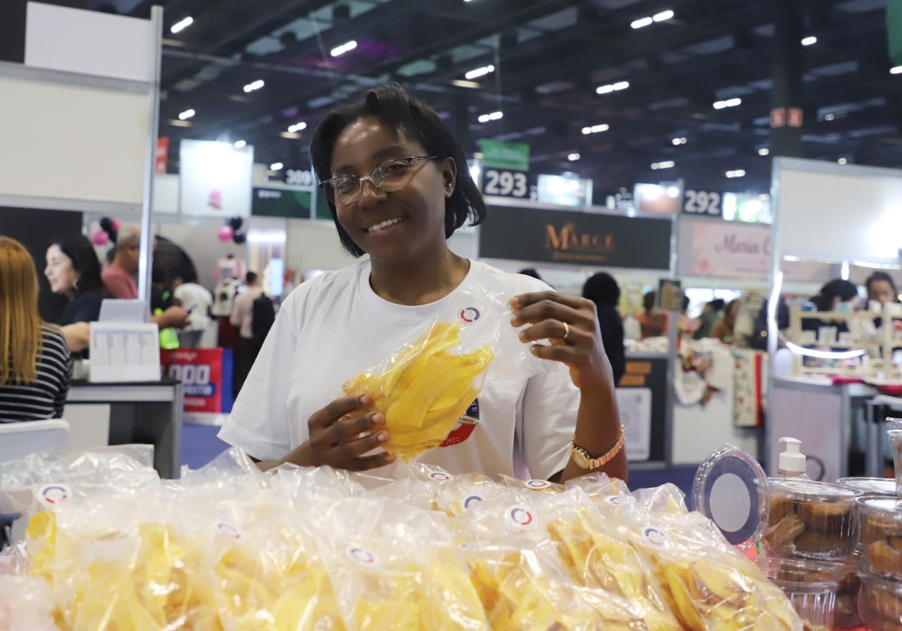 Betty Edmond apresentou produtos típicos do Haiti vendidos na RCIB Salgados e Bolos