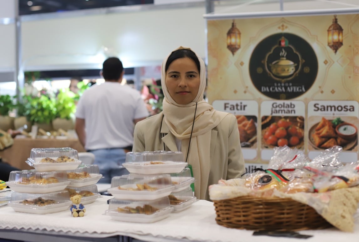 Farida Rezaie, de Sabor da Casa Afegã, levou doces e salgados típicos do país natal