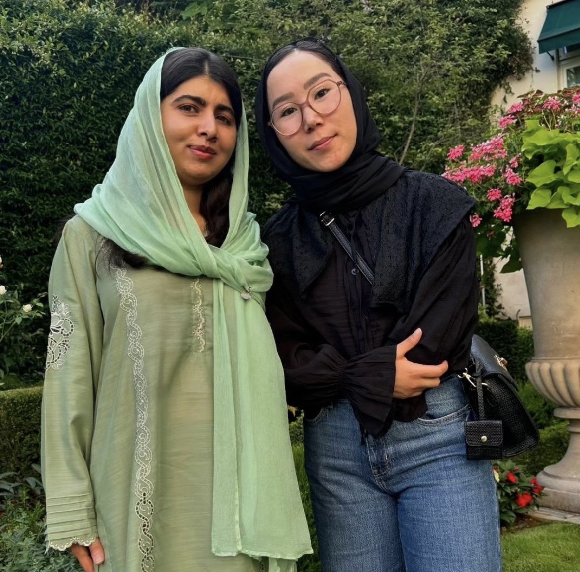 Zakia Khudadadi com Malala Yousafzai, ativista paquistanesa que ganhou um pr&ecirc;mio Nobel. &ldquo;Inspira&ccedil;&atilde;o para todas as mulheres ao redor do mundo&rdquo;, disse a atleta afeg&atilde; em foto publicada nas redes sociais.