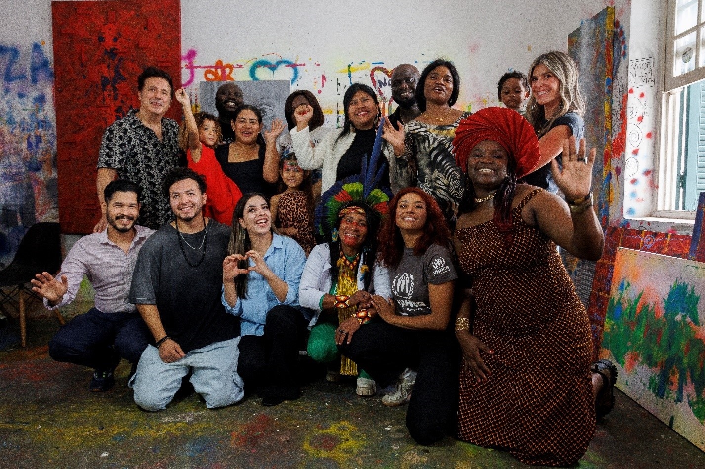Kat Graham celebra com refugiados de diversas nacionalidades em São Paulo