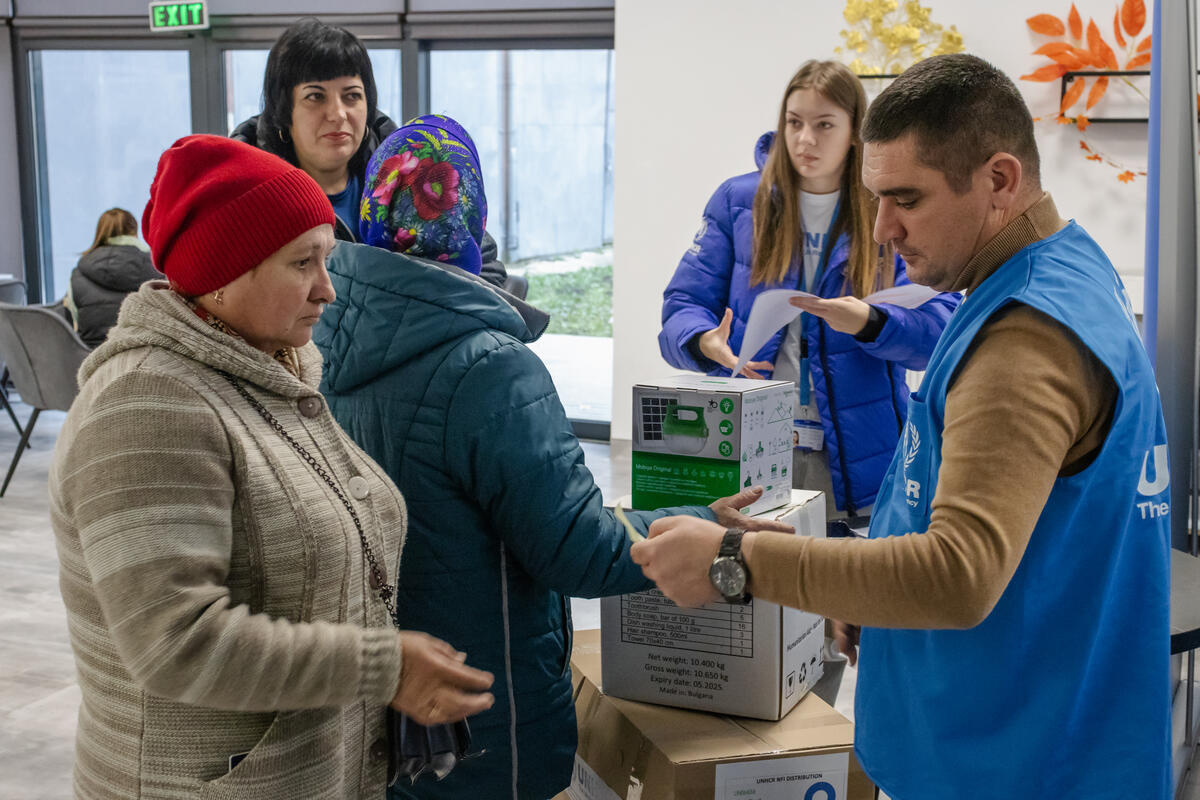 Profissionais do ACNUR entregam para refugiados e membros da comunidade de acolhida kits de inverno na Moldavia