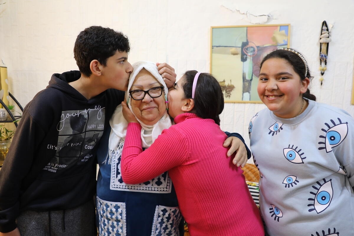 Ashwaq com os netos que cria desde que ficaram &oacute;rf&atilde;os
