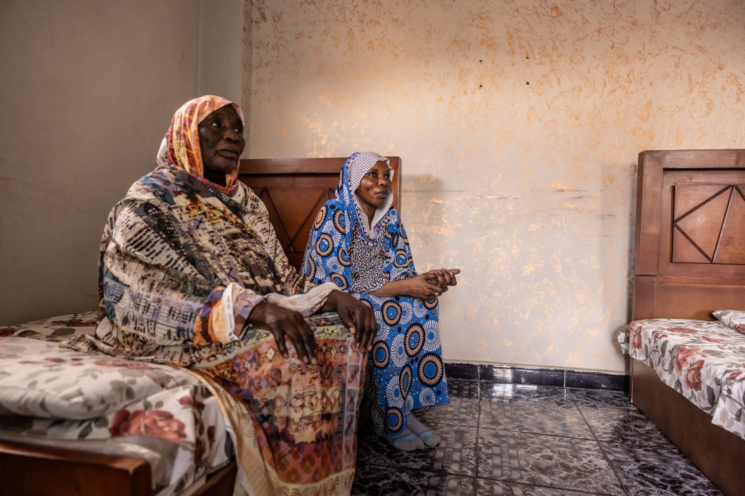 Zakia Omar (de azul) &eacute; uma refugiada sudanesa que fugiu para o Egito com a m&atilde;e em junho de 2023, seis semanas ap&oacute;s o in&iacute;cio de uma guerra civil no Sud&atilde;o, onde seu pai ainda est&aacute; desaparecido.