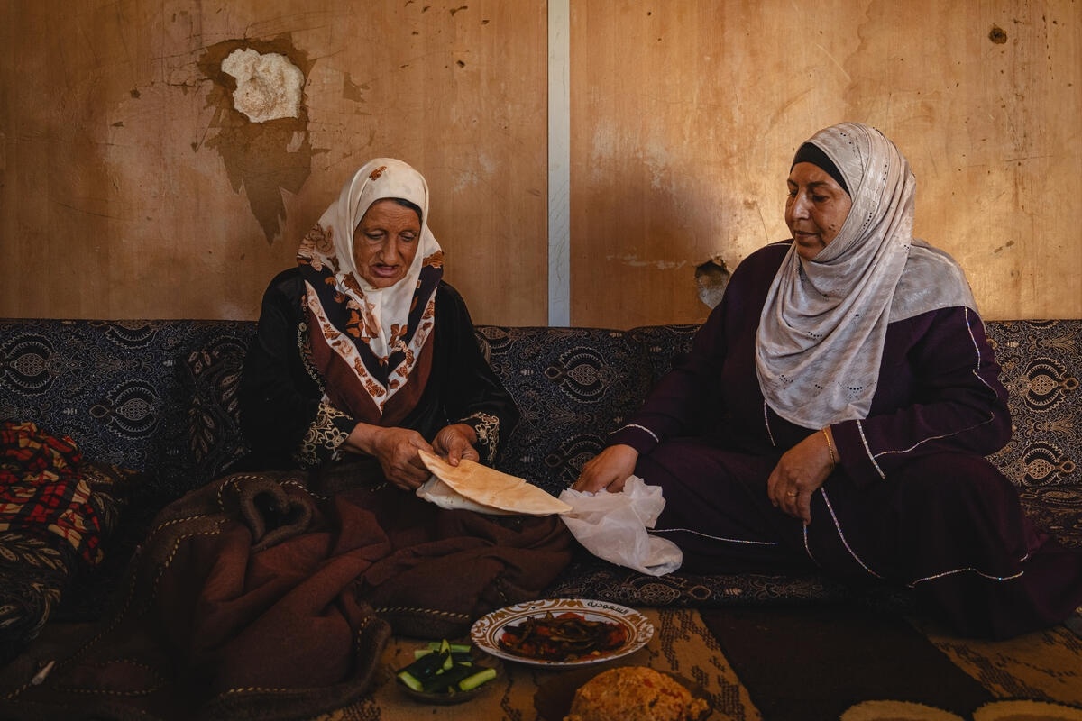 No campo de refugiados de Zaatari, a idosa Safa'a Mohammad (&agrave; direita) recebe apoio e cuidados de outra refugiada: Khirieh Eissa